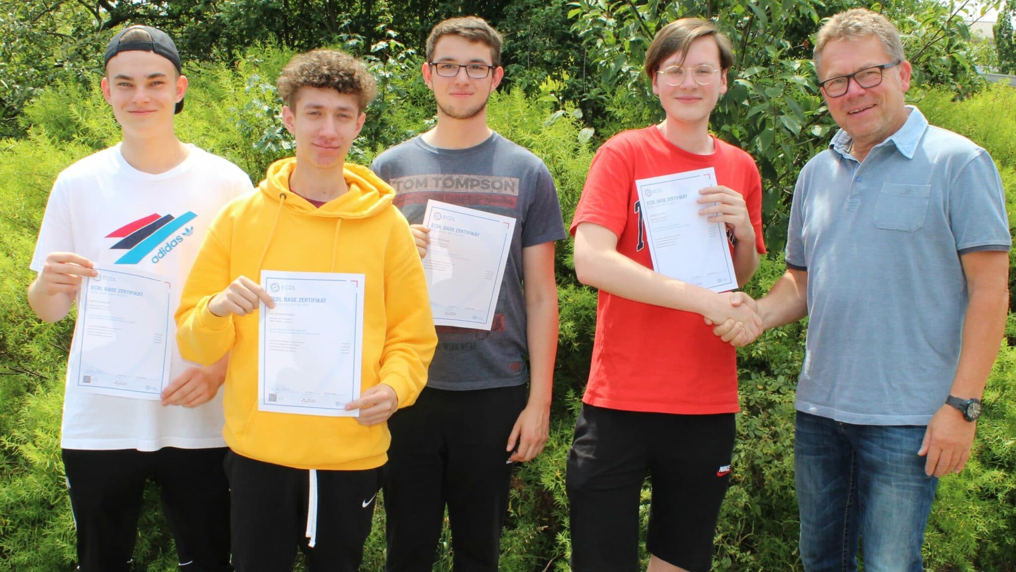 ECDL Urkunden Schnitt draussen gross