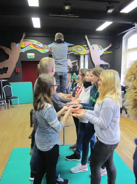 7b wir sind stark 2015 01 100KB