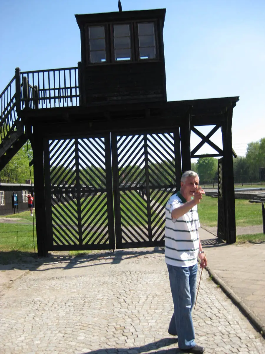 10-200_Eingangstor_KZ_Stutt