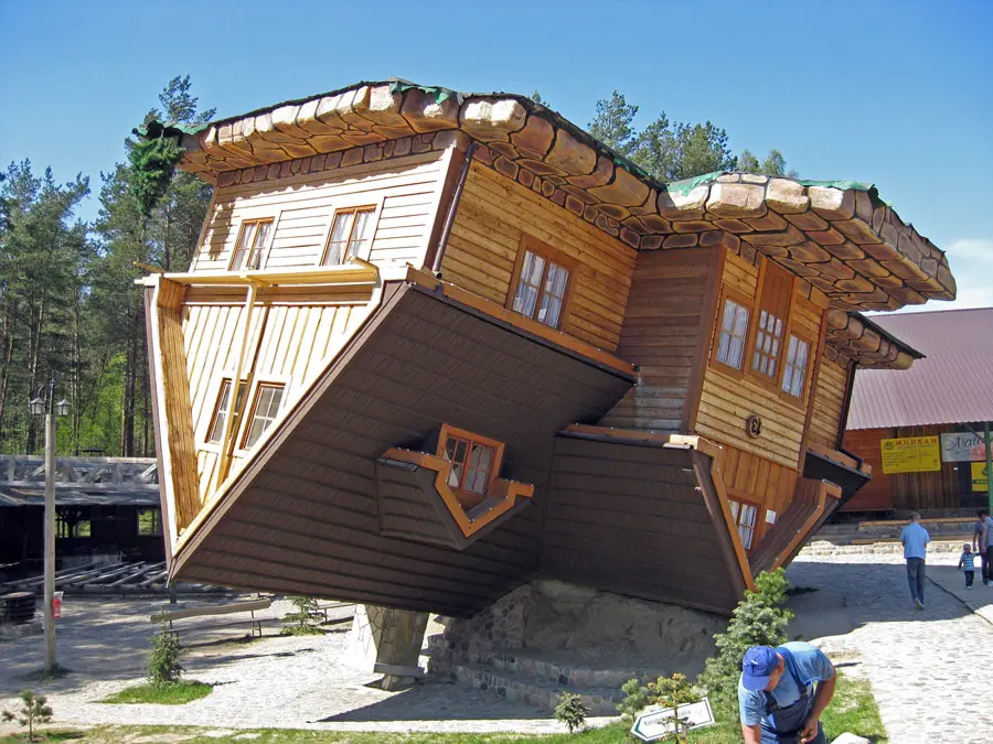 12-200_Umgekehrtes_Haus_in_