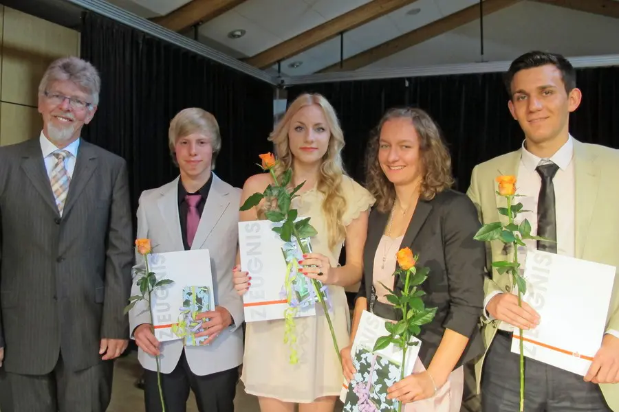 EJ-1011_RS_beste_Absolventen_mit_U_H_120KB